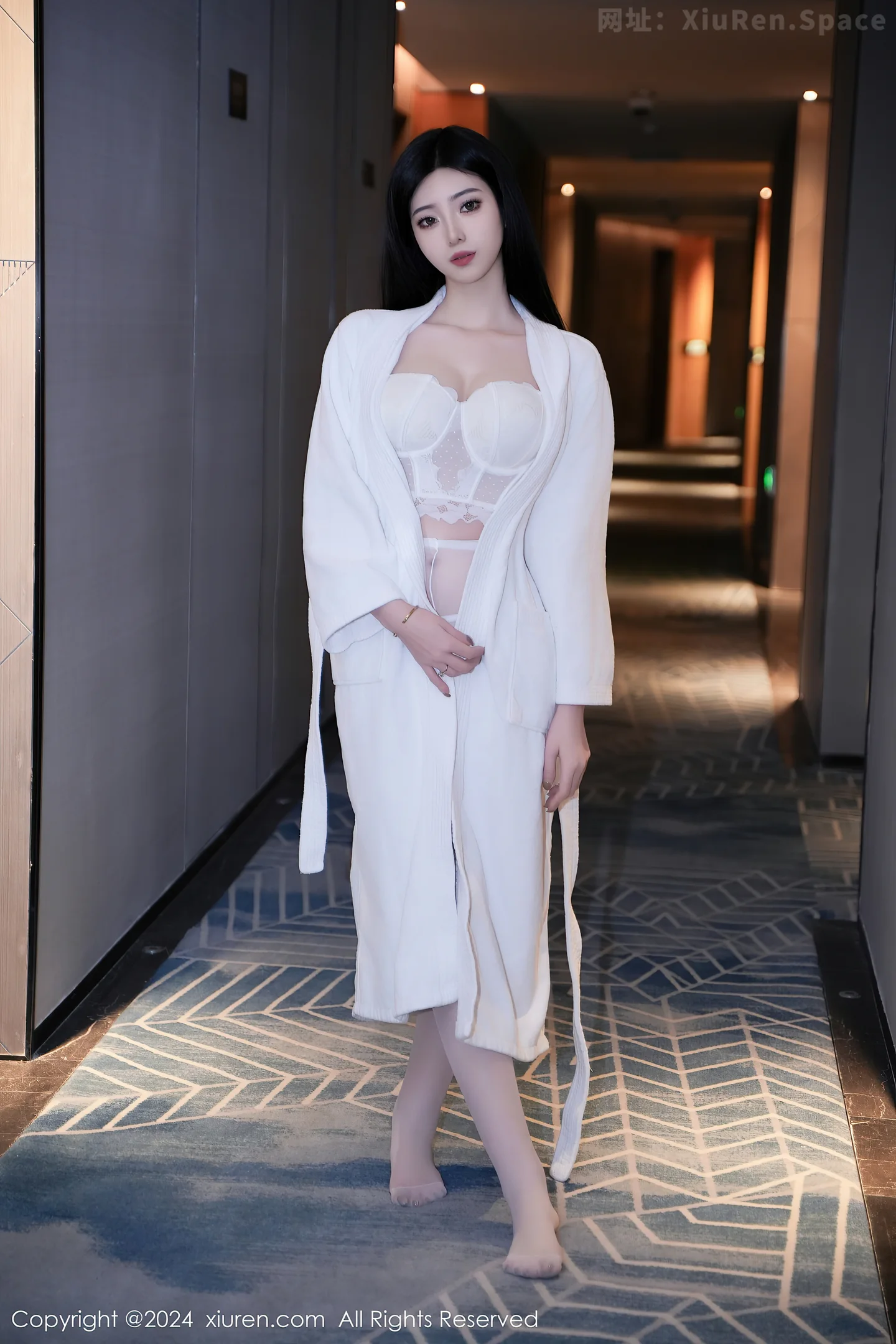 图片[3]-[XiuRen秀人网]VOL.7960 模特安琪Yee白色睡袍露性感白色蕾丝情趣内衣秀丰腴身材诱惑写真64P-秀人网官方网站